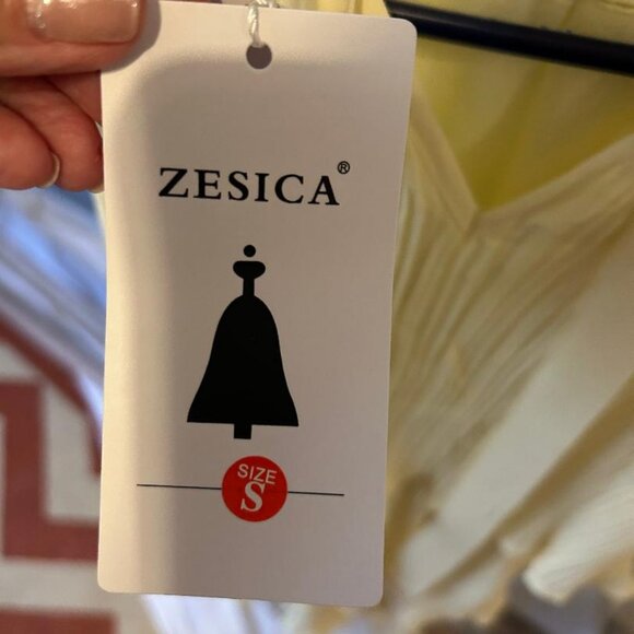 DRESSES - Picture 3 of 8